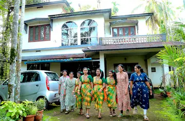 കലോത്സവ നഗരിയ്ക്കടുത്തുള്ള താമസസ്ഥലമായ വീട്ടിൽനിന്ന് മത്സരവേദിയിലേക്ക് ആധ്യാപികമാരോടൊപ്പം വരുന്ന പെൺകുട്ടികൾ