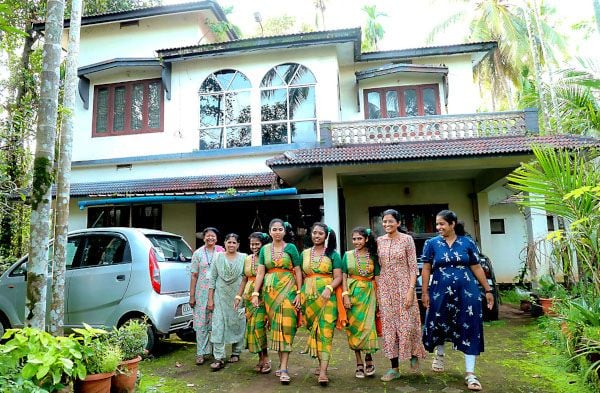 കലോത്സവ നഗരിയ്ക്കടുത്തുള്ള താമസസ്ഥലമായ വീട്ടിൽനിന്ന് മത്സരവേദിയിലേക്ക് ആധ്യാപികമാരോടൊപ്പം വരുന്ന പെൺകുട്ടികൾ