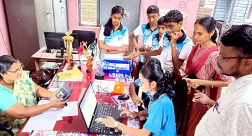 കുണ്ടംകുഴി ഗവ. ഹയർസെക്കൻഡറി സ്കൂളിലെ ലിറ്റിൽ കൈറ്റ്സ് വിദ്യാർഥികൾ സെൻസസ് പോർട്ടലിൽ  പ്രധാനാധ്യാപികയുടെ വിവരങ്ങൾ രേഖപ്പെടുത്തുന്നു 