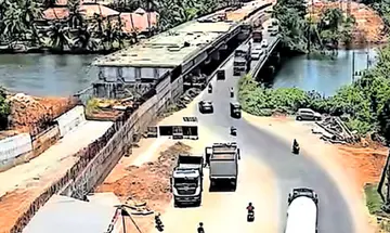 നീലേശ്വരം പുതിയപാലവും പഴയപലവും മാർക്കറ്റ് ജങ്ഷനും