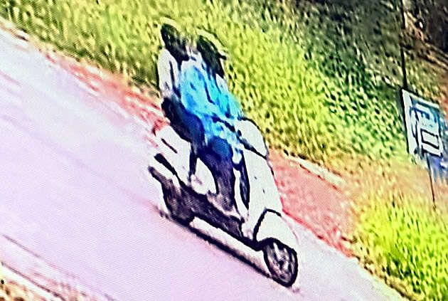 മാവുങ്കാല്‍ നെല്ലിത്തറയില്‍ യുവതിയുടെ സ്വര്‍ണമാല തട്ടിയെടുത്ത  സംഘത്തിന്റെ ദൃശ്യം സിസിടിവിയില്‍ പതിഞ്ഞപ്പോള്‍