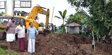 പുതുക്കാട് മേൽപ്പാല നിർമാണം കെ കെ രാമചന്ദ്രൻ എംഎൽഎ വീക്ഷിക്കുന്നു