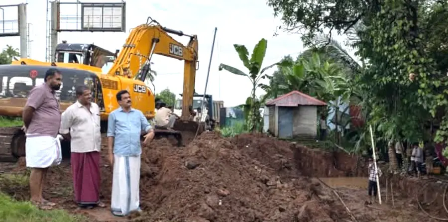പുതുക്കാട് മേൽപ്പാല നിർമാണം കെ കെ രാമചന്ദ്രൻ എംഎൽഎ വീക്ഷിക്കുന്നു 
