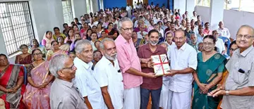 സർവീസ് പെൻഷൻകാരുടെ വിവിധ ആവശ്യങ്ങൾ ഉന്നയിച്ച് രാഷ്ട്രപതിക്ക് സമർപ്പിക്കുന്ന ഭീമഹർജിയിലേക്കുള്ള ഒപ്പുകൾ സംസ്ഥാന പ്രസിഡന്റ് എ പി ജോസ് ജില്ലാ ഭാരവാഹികളിൽനിന്ന് ഏറ്റുവാങ്ങുന്നു