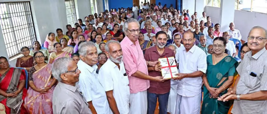 സർവീസ് പെൻഷൻകാരുടെ വിവിധ ആവശ്യങ്ങൾ ഉന്നയിച്ച് രാഷ്ട്രപതിക്ക് സമർപ്പിക്കുന്ന ഭീമഹർജിയിലേക്കുള്ള ഒപ്പുകൾ സംസ്ഥാന പ്രസിഡന്റ് എ പി ജോസ് ജില്ലാ ഭാരവാഹികളിൽനിന്ന് ഏറ്റുവാങ്ങുന്നു