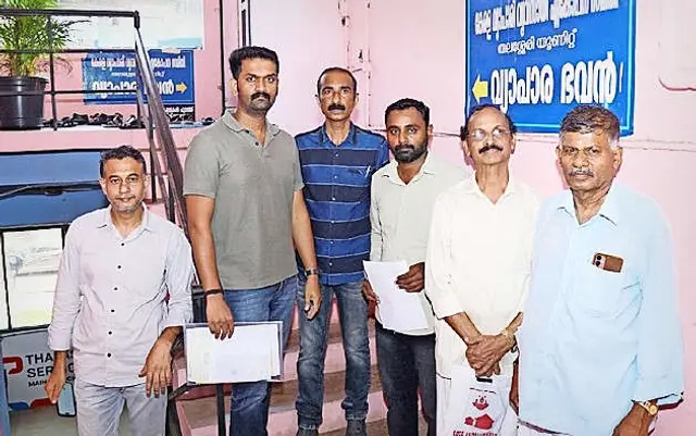 തട്ടിപ്പിന് ഇരയായ നിക്ഷേപകർ തലശേരി വ്യാപാരഭവന് മുന്നിൽ
