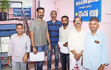 തട്ടിപ്പിന് ഇരയായ നിക്ഷേപകർ തലശേരി വ്യാപാരഭവന് മുന്നിൽ