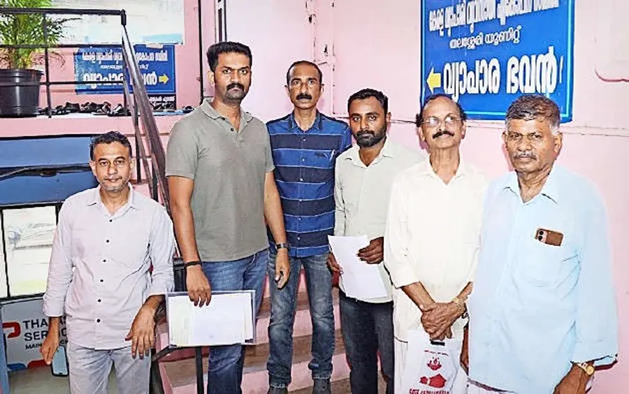 തട്ടിപ്പിന് ഇരയായ നിക്ഷേപകർ തലശേരി വ്യാപാരഭവന് മുന്നിൽ
