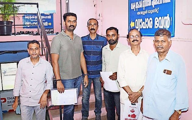തട്ടിപ്പിന്‌ ഇരയായ നിക്ഷേപകർ തലശേരി വ്യാപാരഭവന്‌ മുന്നിൽ 