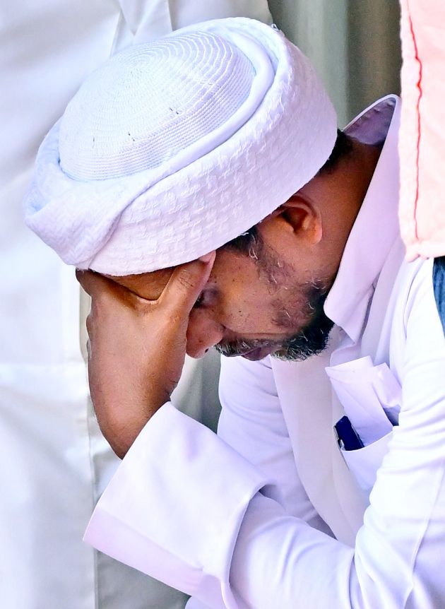 കാസർകോട് ജനറൽ ആശുപത്രിയിൽ ശസ്ത്രക്രിയക്കിടെ മരിച്ച മുഹമ്മദ്  ഇയാസിന്റെ ബാപ്പ അഷ്റഫ് സഖാഫി മോർച്ചറിക്ക് മുമ്പിൽ
