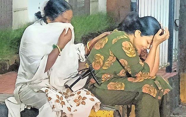 ഡോ. റാമിന്റെ ഭാര്യ ഡോ. ദിൽനയും സഹോദരി ധന്യയും തലശേരി കോടതി വരാന്തയിൽ 