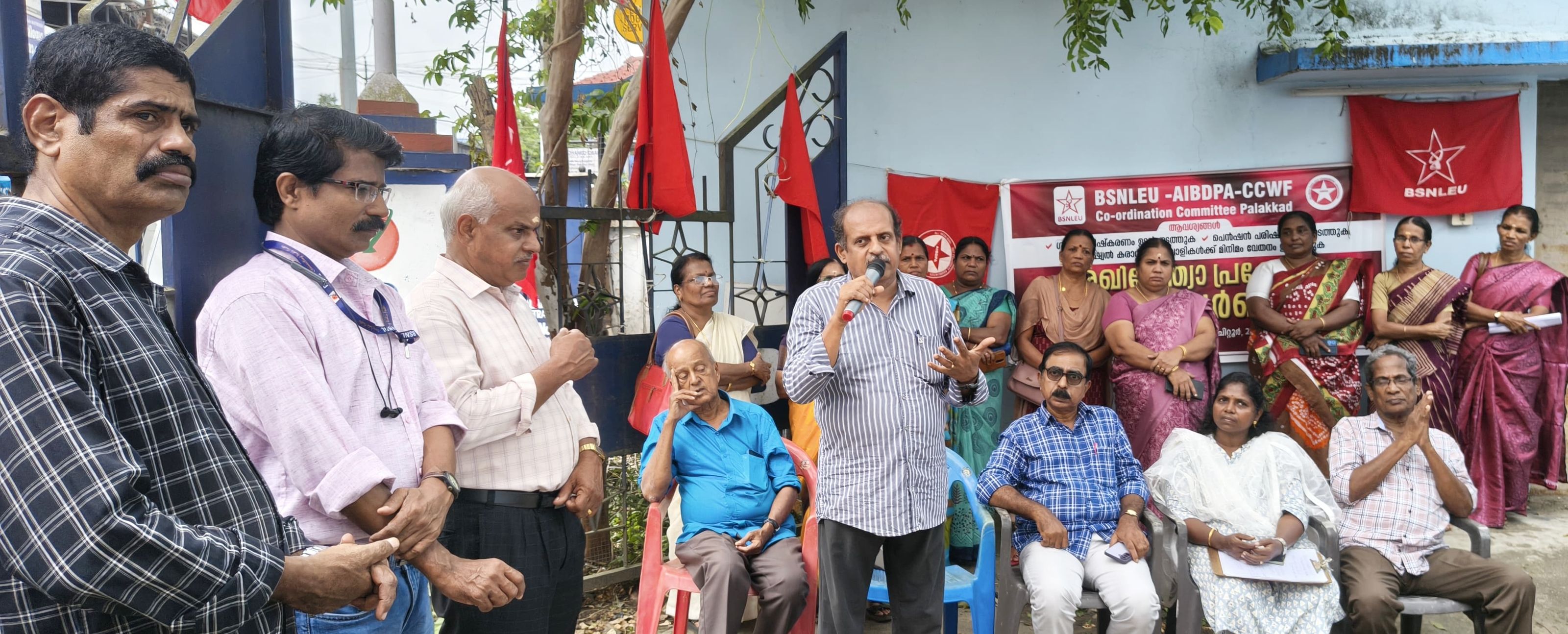 ബിഎസ്എൻഎൽ ജനറൽ മാനേജരുടെ ഓഫീസിനുമുന്നിൽ സംഘടിപ്പിച്ച ധർണ ബെഫി അഖിലേന്ത്യാ വൈസ് പ്രസിഡന്റ്‌ സജി വർഗീസ് ഉദ്ഘാടനം ചെയ്യുന്നു