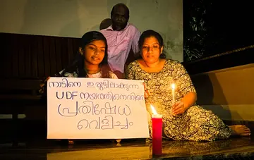 വൈദ്യുതിക്ഷാമം പരിഹരിക്കാത്ത യുഡിഎഫ് സർക്കാരിനെതിരെ സിപിഐ എം നേതൃത്വത്തിൽ മെഴുകുതിരികൾ കത്തിച്ചുകൊണ്ട് നടത്തിയ 'പ്രതിഷേധ വെളിച്ചം' സമരത്തിൽ പങ്കെടുക്കുന്ന ബാലുശേരി മീത്തലെ പുത്തൻവീട്ടിൽ ദേവമിത്രയും കുടുംബാംഗങ്ങളും