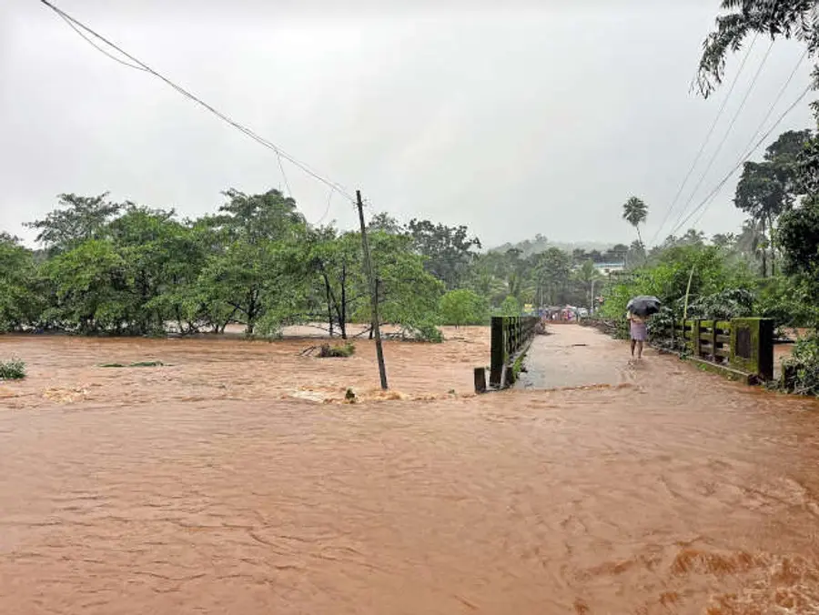 കർണാടക വനാതിർത്തിയിൽ  ഉരുൾപൊട്ടലിനെത്തുടർന്ന്  കര കവിഞ്ഞൊഴുകുന്ന  കാര്യങ്കോട് പുഴ