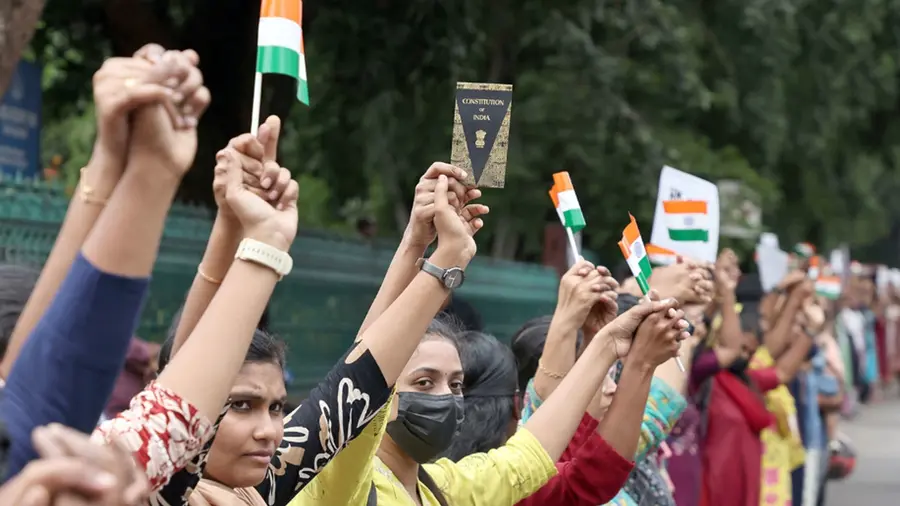 എൽപിഎസ്-ടി റാങ്ക് ഹോൾഡേഴ്സ് നടത്തുന്ന അനിശ്ചിതകാല സമരത്തിന്റെ ഭാഗമായി സംഘടിപ്പിച്ച
സെക്രട്ടറിയറ്റ് വളയൽ സമരം