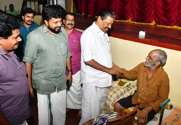 സിപിഐ എം സംസ്ഥാന സെക്രട്ടറി എം വി ഗോവിന്ദൻ മലാപ്പറമ്പ് പ്രൊവിഡൻസ് വനിതാ കോളേജിലെ ദുരിതാശ്വാസ ക്യാമ്പിൽ കഴിയുന്നവരെ കാണാനെത്തിയപ്പോൾ. മേയർ ഒ സദാശിവൻ, ഡിവൈഎഫ്ഐ സംസ്ഥാന പ്രസിഡന്റ് വി വസീഫ് തുടങ്ങിയവർ സമീപം