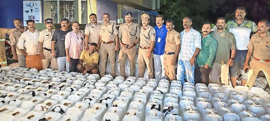 പിടിച്ചെടുത്ത സ്‌പിരിറ്റുമായി എക്സൈസ് സംഘം          