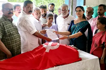 സിപിഐ എം മുതിർന്ന നേതാവ് മുന്നാട് ബാലന്റെ മൃതദേഹം കുടുംബാംഗങ്ങളുടെ സാന്നിധ്യത്തിൽ സംസ്ഥാന സെക്രട്ടറി എം വി ഗോവിന്ദൻ പരിയാരത്തെ കണ്ണൂർ ഗവ. മെഡിക്കൽ കോളേജാശുപത്രിക്ക് കൈമാറുന്നു