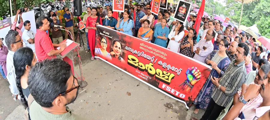എഫ്എസ്ഇടിഒ പാലക്കാട് കലക്ടറേറ്റിലേക്ക് നടത്തിയ മാർച്ച് കെ പ്രേംകുമാർ എംഎൽഎ ഉദ്ഘാടനം ചെയ്യുന്നു