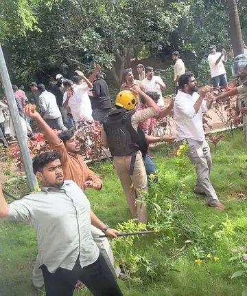 യുഡിഎസ്‌എഫ്‌ സഖ്യം എസ്‌എഫ്‌ഐ പ്രവർത്തകരെ കല്ലെറിയുന്നു