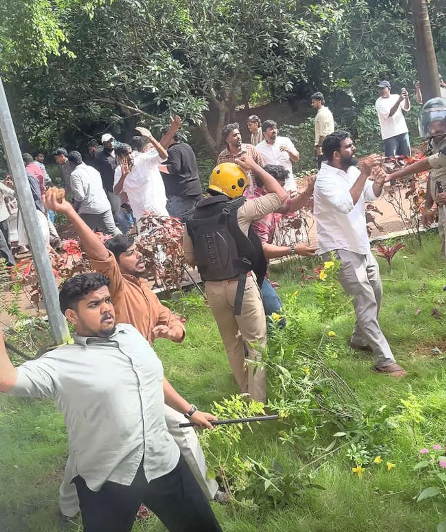 യുഡിഎസ്‌എഫ്‌ സഖ്യം എസ്‌എഫ്‌ഐ പ്രവർത്തകരെ കല്ലെറിയുന്നു