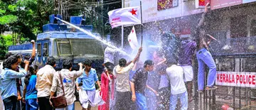 എസ്എഫ്ഐ ജില്ലാ കമ്മിറ്റി കാസർകോട് ഹെഡ് പോസ്റ്റോഫീസിലേക്ക് നടത്തിയ പ്രതിഷേധ മാർച്ചിനുനേരെ പൊലീസ് ജലപീരങ്കി പ്രയോഗിക്കുന്നു 