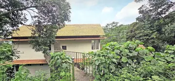 നടുവിൽ പഞ്ചായത്ത് പാത്തൻപാറ വാർഡിലെ കുട്ടിപ്പുല്ലിൽ കുട്ടികളുടെ പാർക്കിനുവേണ്ടി നിർമിച്ച കെട്ടിടം കാടുകയറിയ നിലയിൽ