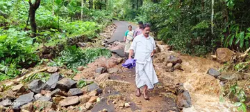 മലവെള്ളപ്പാച്ചിലിൽ തയ്യേനി ഒറ്റക്കുഴി റോഡ് തകർന്ന നിലയിൽ (ഫയൽചിത്രം)