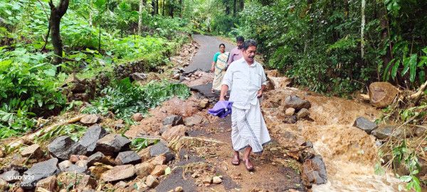 മലവെള്ളപ്പാച്ചിലിൽ തയ്യേനി ഒറ്റക്കുഴി റോഡ് തകർന്ന നിലയിൽ (ഫയൽചിത്രം)