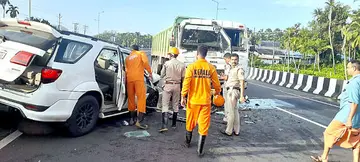 ആറങ്ങാടിയില്‍ കൂട്ടിയിടിച്ച കാറും ലോറിയും