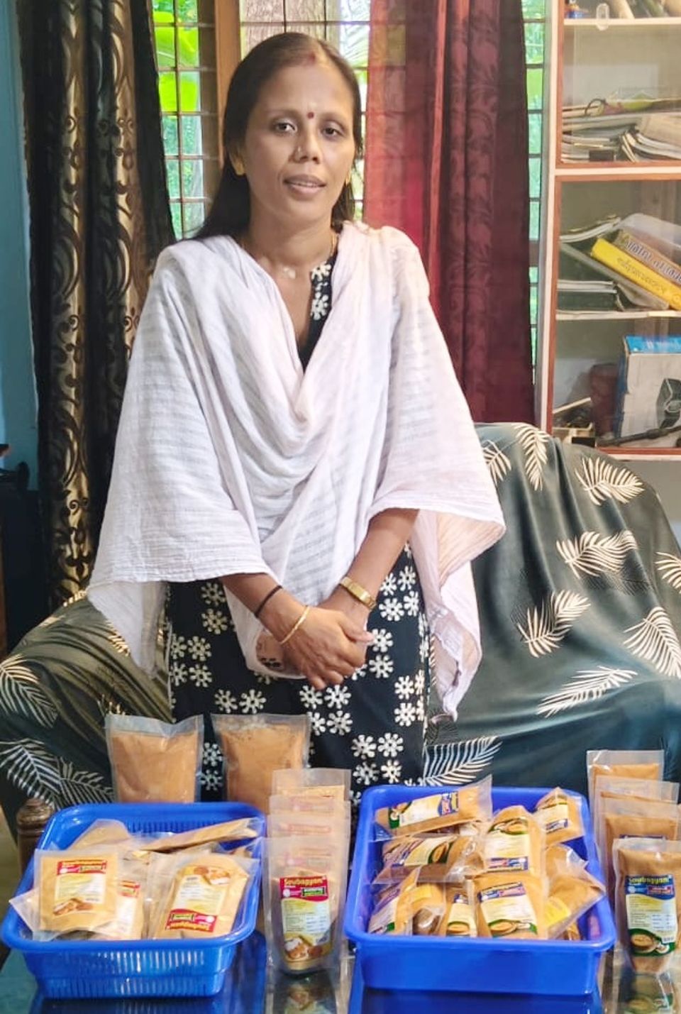 സന്ധ്യ ഉണ്ടാക്കിയ പൊടികള്‍ക്കൊപ്പം ​