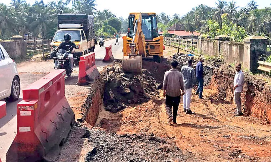 കാസർകോട്–കാഞ്ഞങ്ങാട് കെഎസ്ടിപി റോഡ് നവീകരണത്തിന്റെ ഭാഗമായി പുരോഗമിക്കുന്ന ബേക്കൽപാലം അപ്രോച്ച് റോഡ് പ്രവൃത്തി