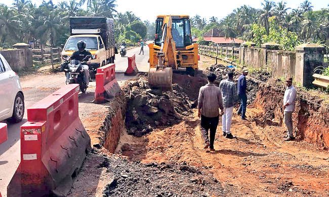കാസർകോട്–കാഞ്ഞങ്ങാട് കെഎസ്ടിപി റോഡ് നവീകരണത്തിന്റെ ഭാഗമായി പുരോഗമിക്കുന്ന ബേക്കൽപാലം അപ്രോച്ച് റോഡ് പ്രവൃത്തി