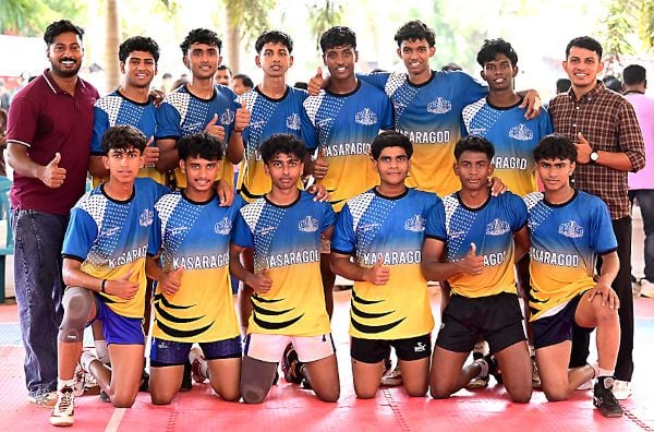 സംസ്ഥാന സ്കൂൾ ഗെയിംസ് സീനിയർ കബഡിയിൽ സ്വർണംനേടിയ കാസർകോട് ജില്ലാ ടീം