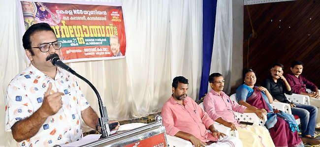 കേരള എൻജിഒ യൂണിയൻ ജില്ലാ കലോത്സവം ചലച്ചിത്രതാരം മനോജ് കെ യു ഉദ്ഘാടനംചെയ്യുന്നു