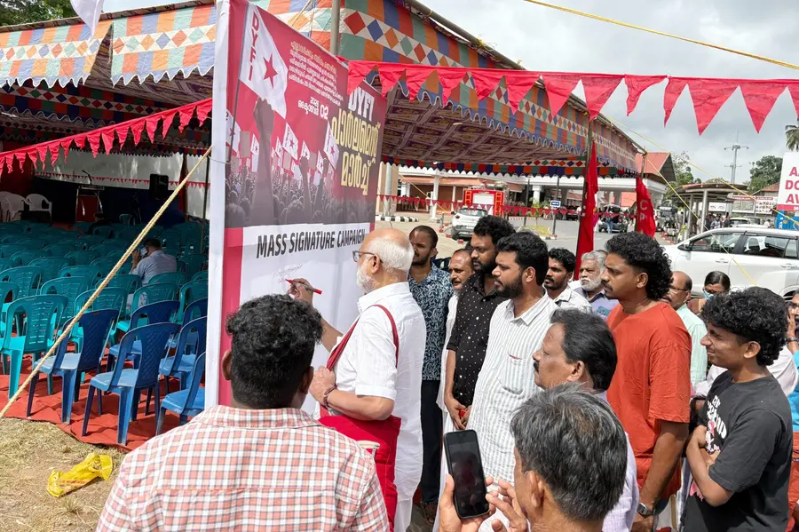 ഷൊർണൂരിൽ നടന്ന ഡിവെെഎഫ്ഐ മാസ് സിഗ്നേച്ചർ കാമ്പയിൻ സിപിഐ എം ജനറൽ സെക്രട്ടറി
എം എ ബേബി ഉദ്ഘാടനം ചെയ്യുന്നു