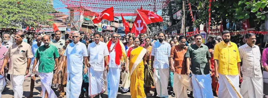 മട്ടന്നൂർ നഗരസഭ ഉരുവച്ചാൽ ഡിവിഷനിൽ വിജയിച്ച എൽഡിഎഫ് സ്ഥാനാർഥി എ കെ സുരേഷ് കുമാറിനെ ആനയിച്ച് മട്ടന്നൂരിൽ നടത്തിയ ആഹ്ലാദ പ്രകടനം