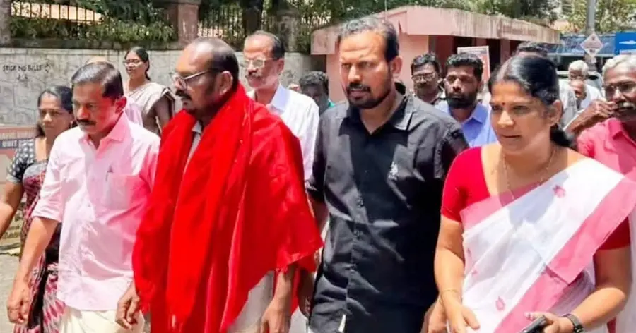 പല്ലശന ഡിവിഷനിൽനിന്ന് വിജയിച്ച വി പൊന്നുക്കുട്ടന് നെന്മാറയിൽ നൽകിയ സ്വീകരണം