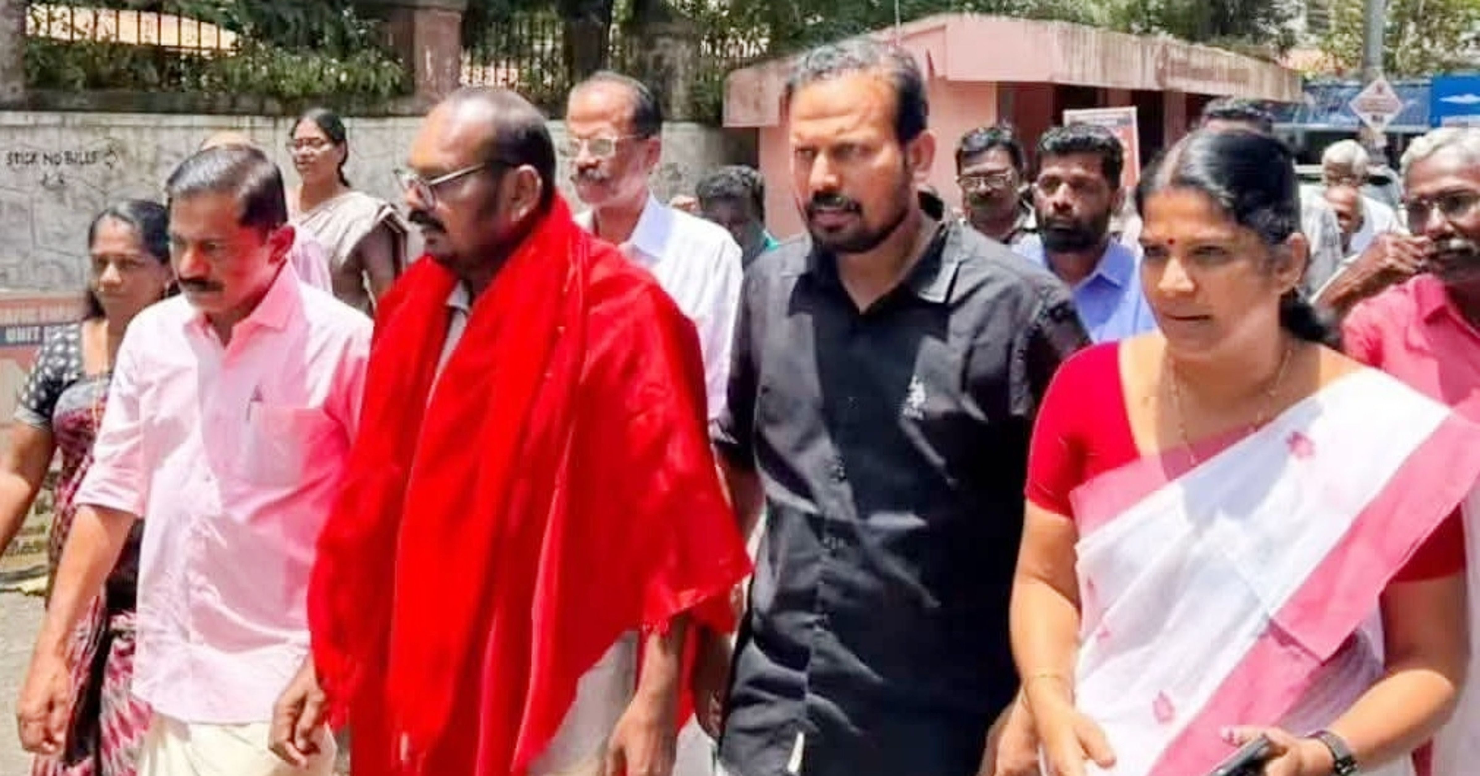 പല്ലശന ഡിവിഷനിൽനിന്ന് വിജയിച്ച വി പൊന്നുക്കുട്ടന് നെന്മാറയിൽ നൽകിയ സ്വീകരണം