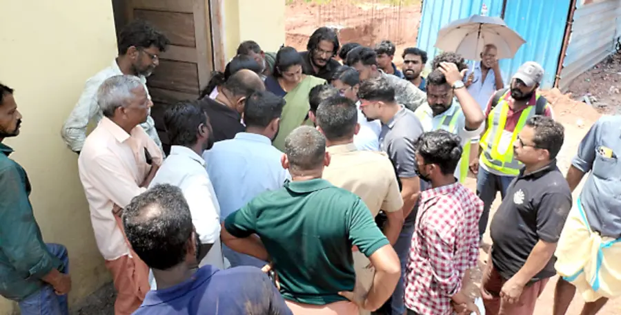 കലക്ടറുടെ സാന്നിധ്യത്തിലെടുത്ത തീരുമാനം ലംഘിച്ച് ചാലിങ്കാല് ടോള്പ്ലാസയുടെ വേ നിര്മാണം പുനരാരംഭിച്ച
വിവരമറിഞ്ഞെത്തിയ നാട്ടുകാര് ടോള് പ്ലാസയില് എത്തി പ്രതിഷേധിക്കുന്നു