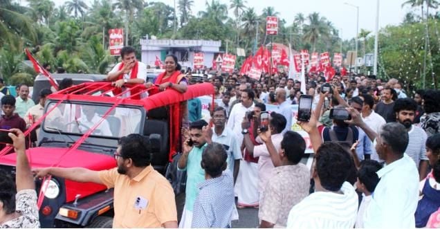 മുൻ എംഎൽഎമാരായ എ എം ആരിഫ്‌, സി കെ ആശ എന്നിവരെ ആനയിച്ച്‌ മാക്കേക്കടവ്‌–നേരേകടവ്‌ പാലത്തിലൂടെ എൽഡിഎഫ്‌ സംഘടിപ്പിച്ച ജനകീയ നടത്തം