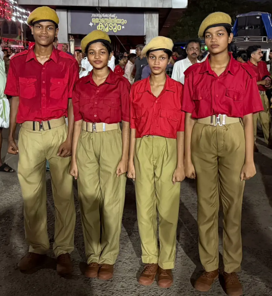 സി എച്ച് കണാരൻ ദിനാചരണത്തിൽ
ചുവപ്പ് വളന്റിയർമാരായി അണിനിരന്ന സഹോദരങ്ങൾ