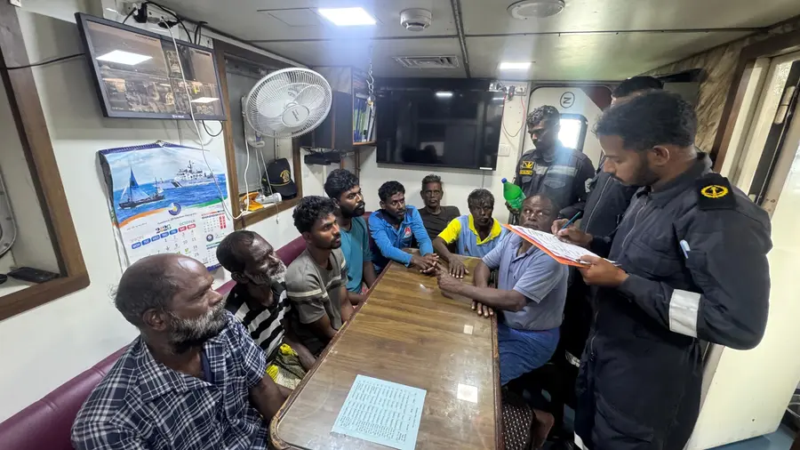 മുങ്ങിയ ഉരുവിലെ രക്ഷപ്പെടുത്തിയ ജീവനക്കാരെ കോസ്റ്റ് ഗാർഡ് കപ്പലിൽ ബേപ്പൂരിലേക്ക് കൊണ്ടുവരുന്നു