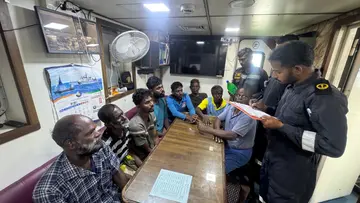 മുങ്ങിയ ഉരുവിലെ രക്ഷപ്പെടുത്തിയ ജീവനക്കാരെ കോസ്റ്റ് ഗാർഡ് കപ്പലിൽ ബേപ്പൂരിലേക്ക് കൊണ്ടുവരുന്നു