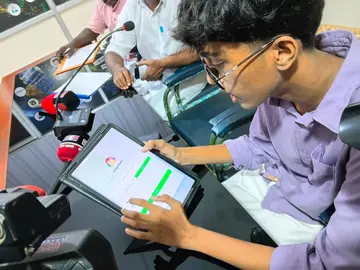ഭാഷകള് പഠിപ്പിക്കുന്ന മൊബൈല് ആപ്പിന്റെ പ്രവര്ത്തനം ഗോകുല് കൃഷ്ണ വിവരിച്ച് നല്കുന്നു