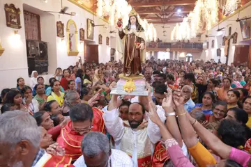 മാഹി തിരുനാളിന്റെ സമാപനമായി അമ്മ ത്രേസ്യായുടെ തിരുസ്വരൂപം രഹസ്യ അറയിലേക്ക്
ഫാ. സെബാസ്റ്റ്യൻ കാരക്കാട്ട് കൊണ്ടുപോകുന്നു