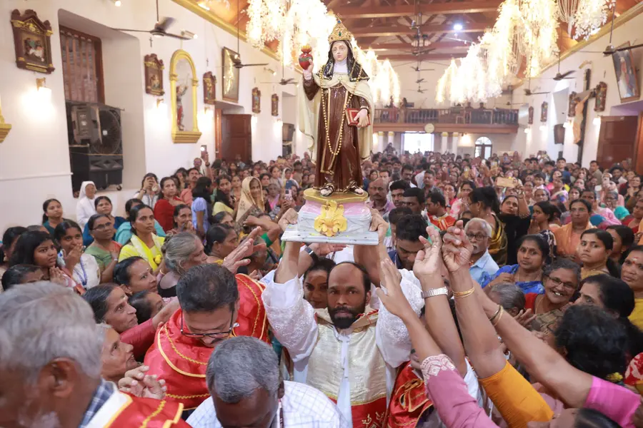മാഹി തിരുനാളിന്റെ സമാപനമായി  അമ്മ ത്രേസ്യായുടെ തിരുസ്വരൂപം രഹസ്യ അറയിലേക്ക്  ഫാ. സെബാസ്റ്റ്യൻ കാരക്കാട്ട് കൊണ്ടുപോകുന്നു
