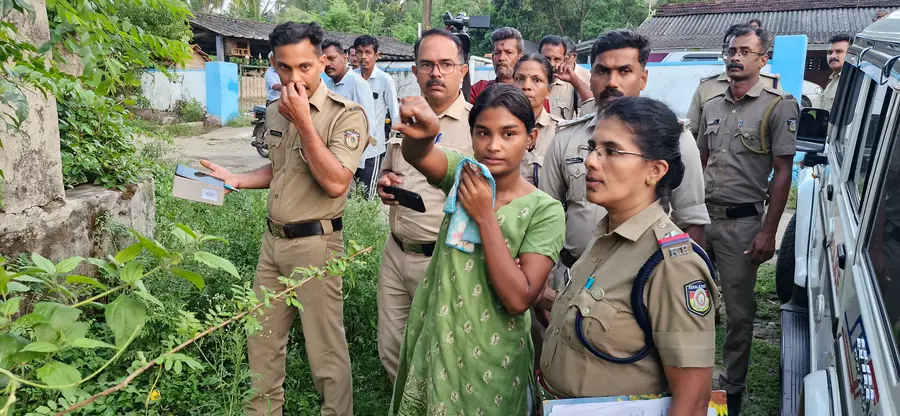 കുട്ടികളെ വെള്ളത്തൊട്ടിയിൽ മുക്കിക്കൊലപ്പെടുത്തിയ കേസിൽ അമ്മ നിവേദ്യയെ പൊലീസ് തെളിവെടുപ്പിന്
എത്തിച്ചപ്പോൾ
