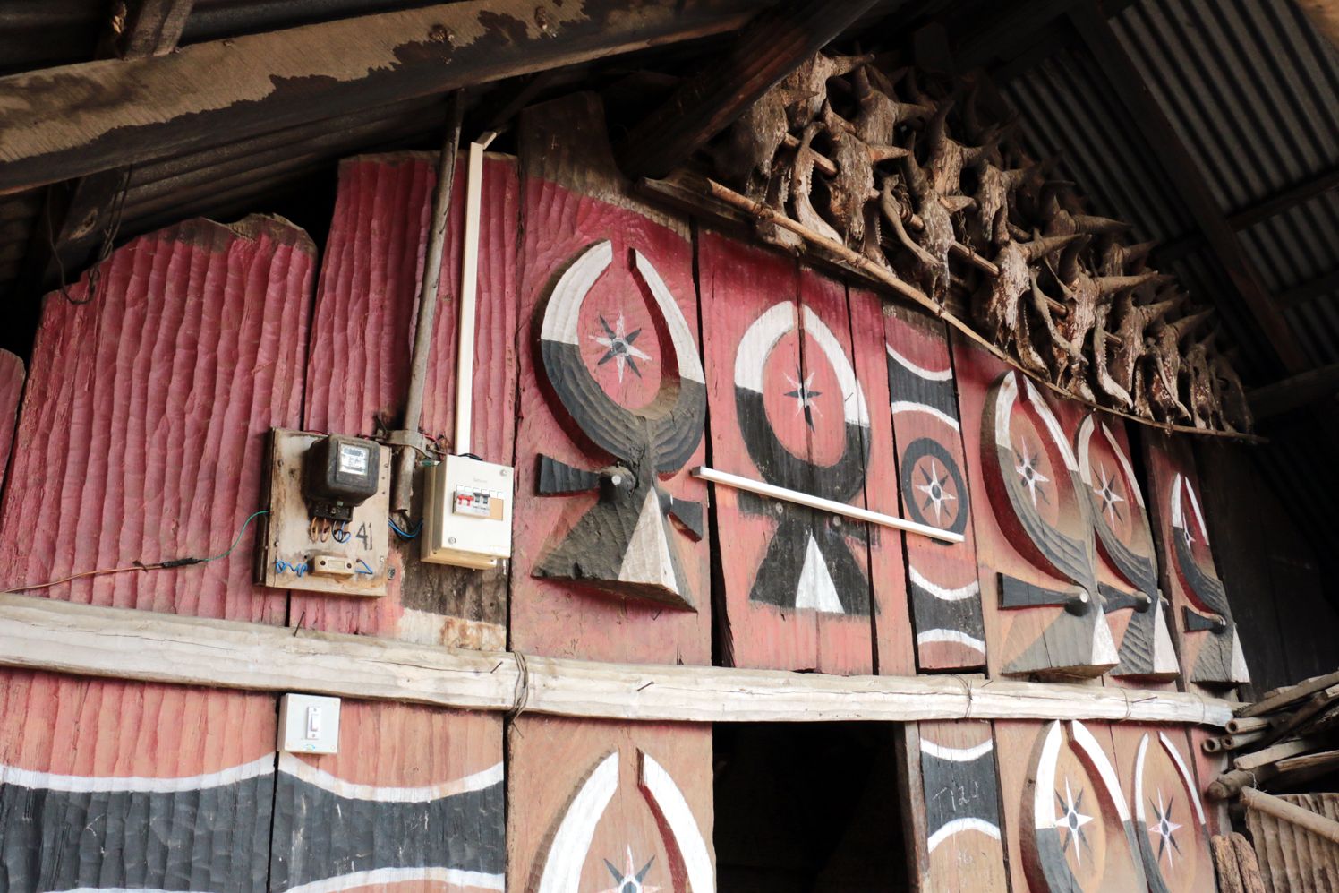 പലകഭിത്തിയിൽ കൊത്തിവച്ച ഗോത്രചിഹ്നങ്ങൾ