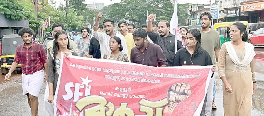 എസ്എഫ് ഐ പ്രവർത്തകർ കണ്ണൂർ  ഹെഡ് പോസ്റ്റ് ഓഫീസിലേക്ക് നടത്തിയ മാർച്ച്